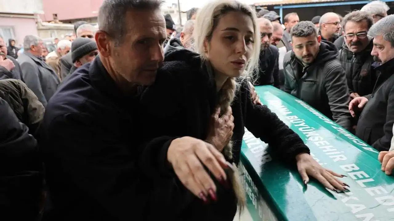 Adana’da Babalarının Öldürdüğü Kardeşler Gözyaşlarıyla Uğurlandı 5